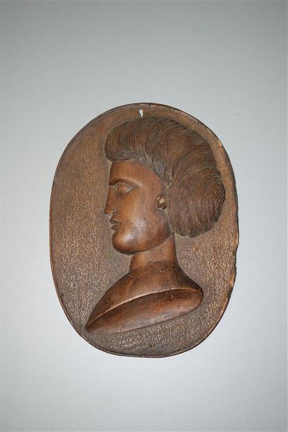  Portrait de femme de profil dans un médaillon ovale, en noyer sculpté sur fond amati....