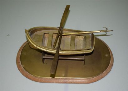 null Barque en laiton posée sur un socle de même, avec deux rames et une gaffe
XIXe...