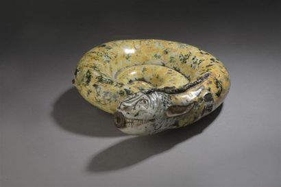 null Gourde en forme de serpent en faïence à rehauts polychromes jaunes, verts et...