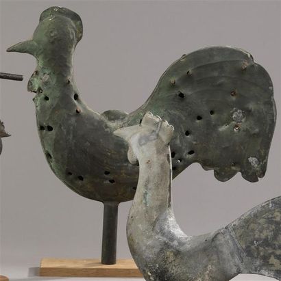  Trois coqs en cuivre et une coquille de coq en zinc XVIIe-XVIIIe-XIXe siècle L....
