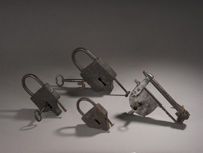 null Quatre cadenas en fer forgé dont un modèle à Moraillon avec sa clef et ses deux...