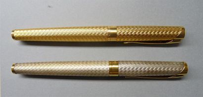 null WATERMAN Deux stylos, l'un à plume en métal doré, la plume en or 18 K (750/°°)...