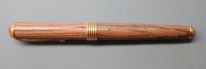 null Jean-Pierre LEPINE Stylo plume en bois, la plume en or jaune 18K (750/°°)
