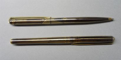 null ELYSEE Stylo plume en métal à décor doré, modèle Art Nouveau, attributs dorés...