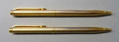 null WATERMAN Paire de stylos bille en métal doré guilloché, attributs dorés