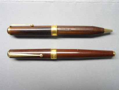 null REDEN'S Deux stylos bille en bois, attributs dorés Un mécanisme à revoir