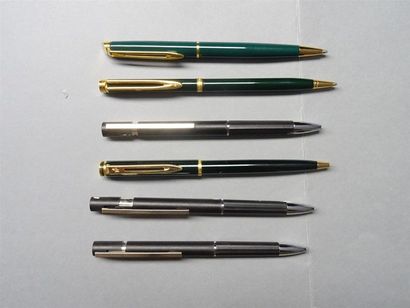 null WATERMAN Trois stylos bille en métal laqué vert Nous joignons trois stylos bille...