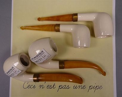 null GOEDEWAAGEN Hollande Deux pipes courbes et deux pipes droites en céramique blanche...