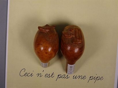 null BUTZ CHOQUIN France Deux pipes en bruyère sculptée à décor de profiles de chien,...