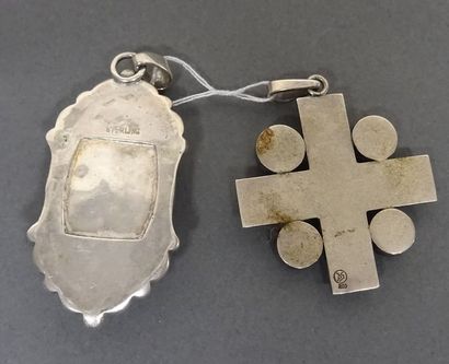 null Deux pendentifs en argent : - L'un à forme de croix grecque entourée de cabochons...