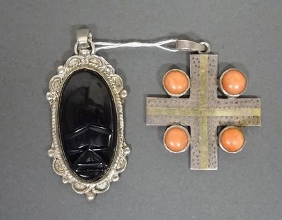 null Deux pendentifs en argent : - L'un à forme de croix grecque entourée de cabochons...