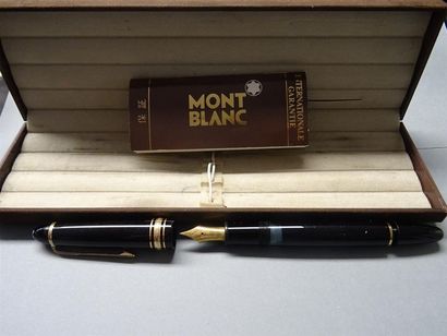 null Lot composé de deux stylos : - Montblanc, Meisterstuck N°146, plume en or jaune...