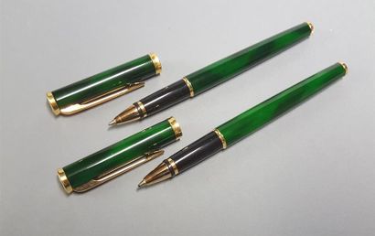 null WATERMAN Paire de stylo bille en métal laqué vert marbré, attributs dorés Etat...
