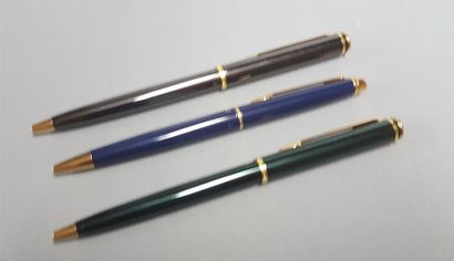null WATERMAN Ensemble de trois stylos bille en métal laqué vert, gris et bleu Etat...