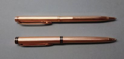 null 96WATERMAN Deux stylos bille en métal doré, attributs dorés