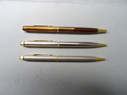 null PARKER Trois sylos en métal dont un stylo bille et deux porte-mine, attributs...