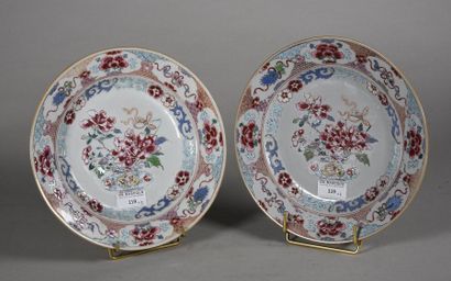 null COMPAGNIE DES INDES - XVIIIe siècle Paire d'assiettes en porcelaine à décor...