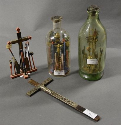 null Lot comprenant: - deux bouteilles de la Passion, XIXe siècle, H. 24 cm et H....