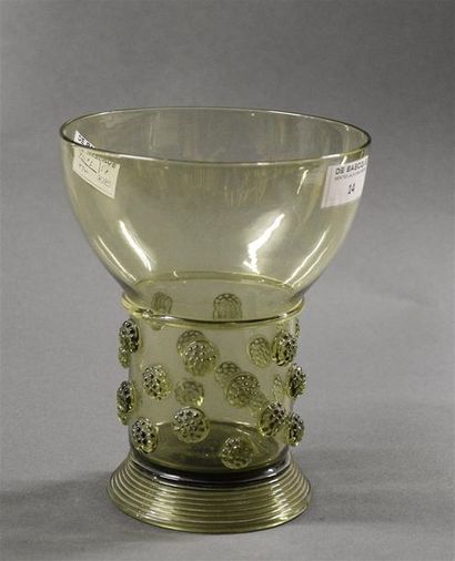 null Vase en cristal teinté vert en forme de "Becher" du XVIIe siècle XIXe siècle...
