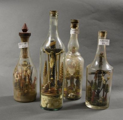 null Lot de quatre bouteilles de la Passion, quatre contenant la scène du Calvaire...