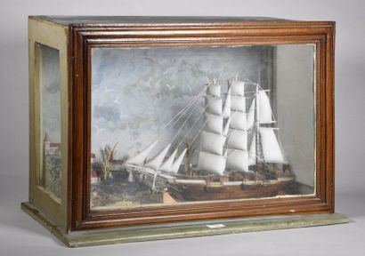 null Diorama représentant un trois-mâts arrivant dans un port animé Maquette en bois...