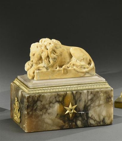 null D'après Antonio CANOVA (1757-1822) Lion couché endormi Figurine sculptée en...