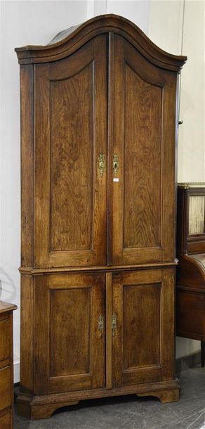 null Armoire d'angle en chêne, ouvrant par deux portes en partie basse, deux portes...