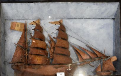 null Diorama représentant un trois-mâts barque battant pavillon national, portant...