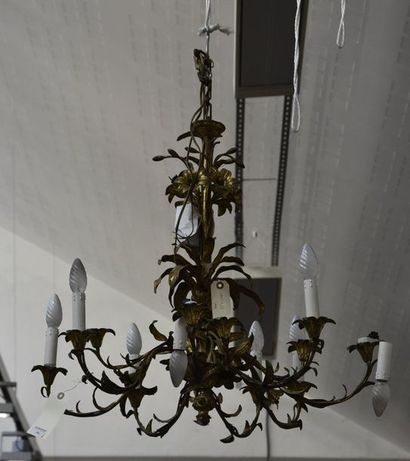 null Lustre à huit bras de lumières en laiton doré à décor de fleurs de lys XIXe...