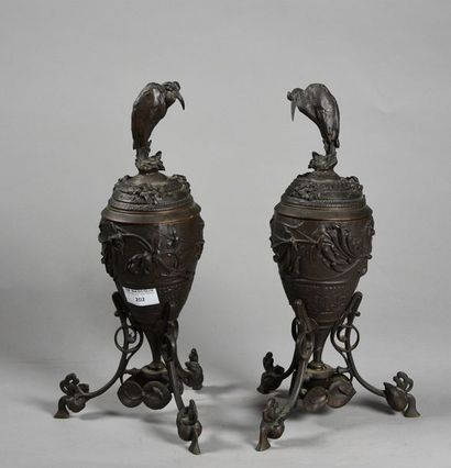 null Auguste CAIN (1821-1894) Paire de cassolettes ovoïdes en bronze ciselé à patine...