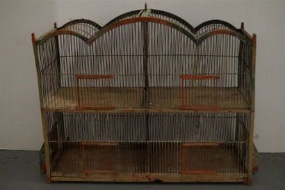 null Cage à oiseaux en bois anciennement polychromeet grillage métallique, à deux...