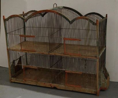 null Cage à oiseaux en bois anciennement polychromeet grillage métallique, à deux...