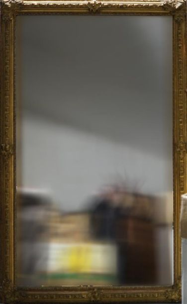 null Important miroir, le cadre en bois et stuc doré à décor de frises de style Louis...