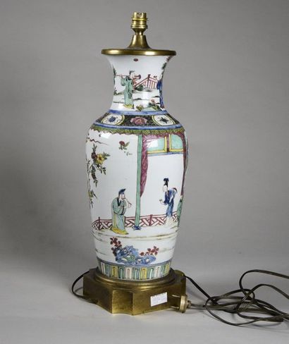 null Vase balustre en porcelaine émaillée à décor de personnages et de paysages,...