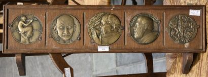 null Lot de quatre médailles en bronze présentées dans un encadrement en bois naturel,...