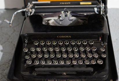 null Une machine à écrire Smith - Corona dans sa mallette en cuir H. 15 cm L. 33...