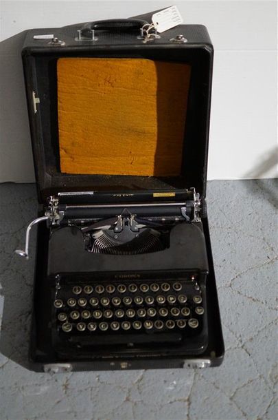 null Une machine à écrire Smith - Corona dans sa mallette en cuir H. 15 cm L. 33...