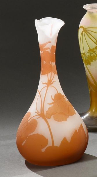 null Travail FRANCAIS du XXe siècle Vase à décor d'Hibiscus, signature apocryphe...