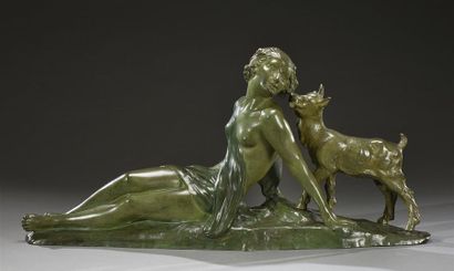 null Alexandre MORLON (1878-1951) Jeune femme et chevreau Bronze à patine verte signé,...