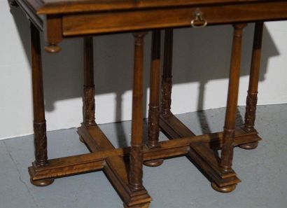 null Une petite table en noyer mouluré et sculpté d'enroulements de feuillages, modèle...