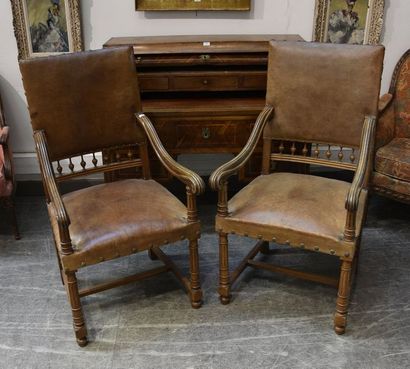null Une paire de fauteuils en bois naturel, garniture de cuir 
De style Henri II
H....