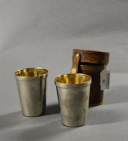 null Paire de timbales en métal argenté uni H. 7 cm Dans un étui en cuir camel