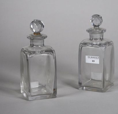 null Lot de deux flacons en cristal taillé H. 19 cm Eclats