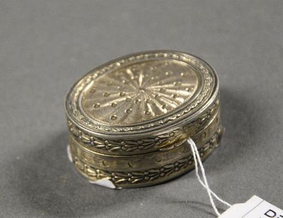 null Petite boîte pilulier ovale en argent à décor rayonnant guilloché Travail étranger...