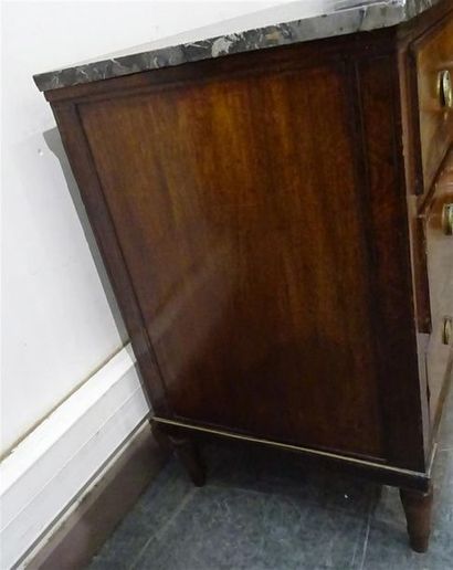 null Petite commode en placage de noyer marqueté de filets, elle ouvre à trois tiroirs...