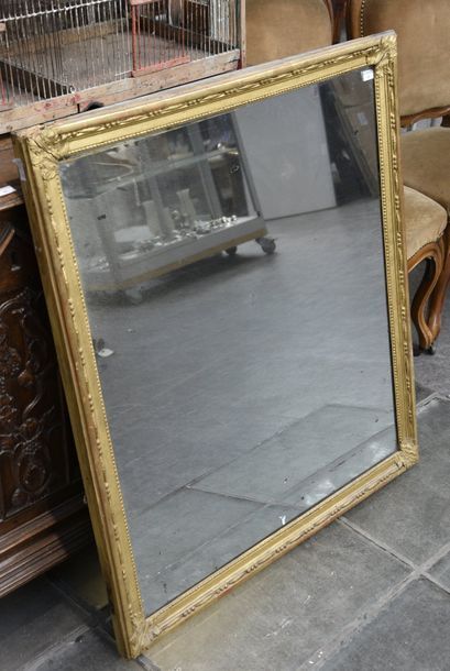 null Miroir dans un cadre baguette à frise de perles XVIIIe siècle H.96 cm L.84.5...