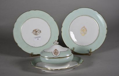 null LIMOGES, XIXe siècle 
Service à dessert en porcelaine blanc, vert et or, comprenant...