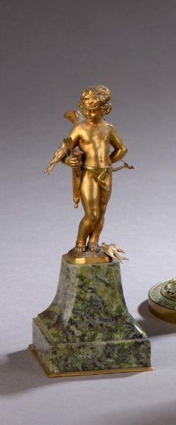 A. SADOUX (XIXe/XXe siècle) ? Statuette de Cupidon en bronze doré. Socle en marbre...