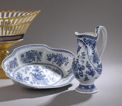 null ? Aiguière et son bassin en porcelaine de Chine à décor bleu de fleurs.
XVIIIe...