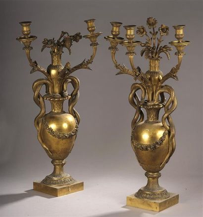 null Paire de grands candélabres d'applique en bronze doré à trois bras de lumière...